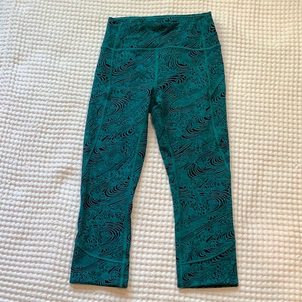 Lululemon In Movement Crops - Picture 5 of 9